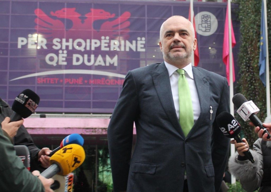 REAGON RAMA: OPOZITË E KATANDISUR NË NJË TUFË QORRE QË SAJON SËMUNDJE PËR KUNDËRSHTARIN