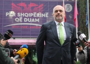 REAGON RAMA: OPOZITË E KATANDISUR NË NJË TUFË QORRE QË SAJON SËMUNDJE PËR KUNDËRSHTARIN