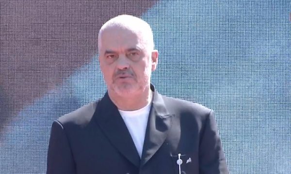 Rama i vendosur në marrëzinë e tij: Teatri Kombëtar do të shembet!