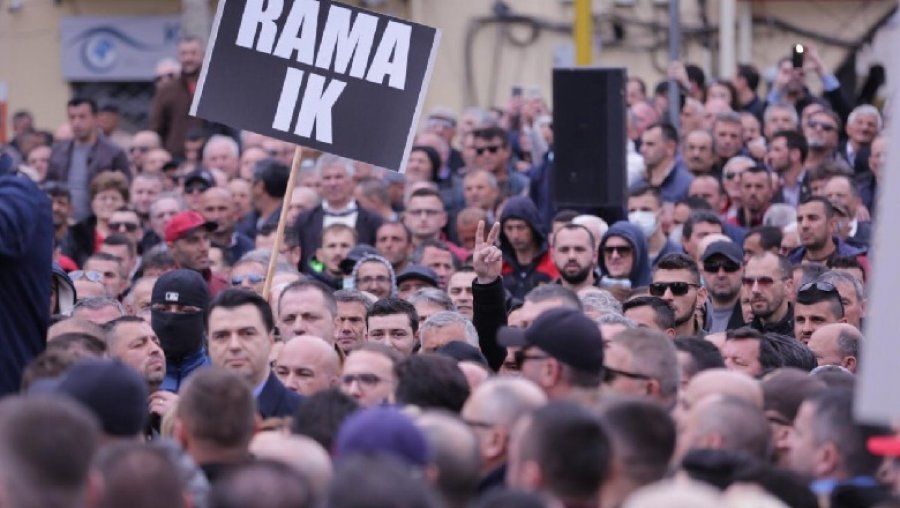 Shteti policor i Ramës nuk ndalet, arreston ish-futbollistin protestues të opozitës