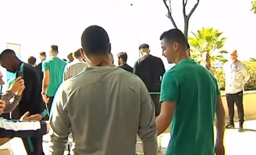 VIDEO/ Tifozi i kërkon autografin mbi fanellën e Realit, ja çfarë gjesti bën Ronaldo