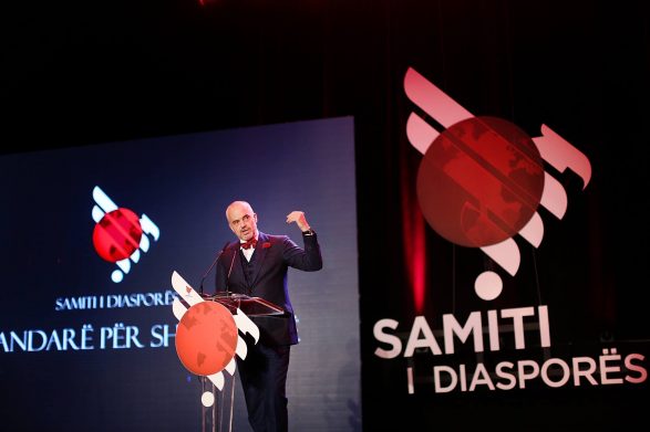 Samiti i diasporës  tentoi të mbulonte  kryeministrin lakuriq dhe rilindjen lavire
