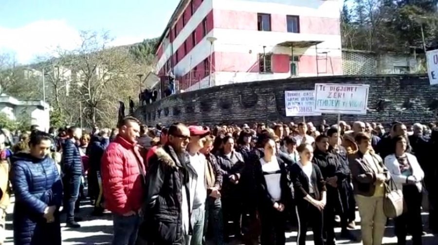 Banorët e Skraparit protestojnë për buxhetin e bllokuar të bashkisë