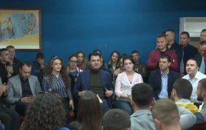 Basha takim me studentë, i riu: Rama na quajti shpellarë, diskriminim