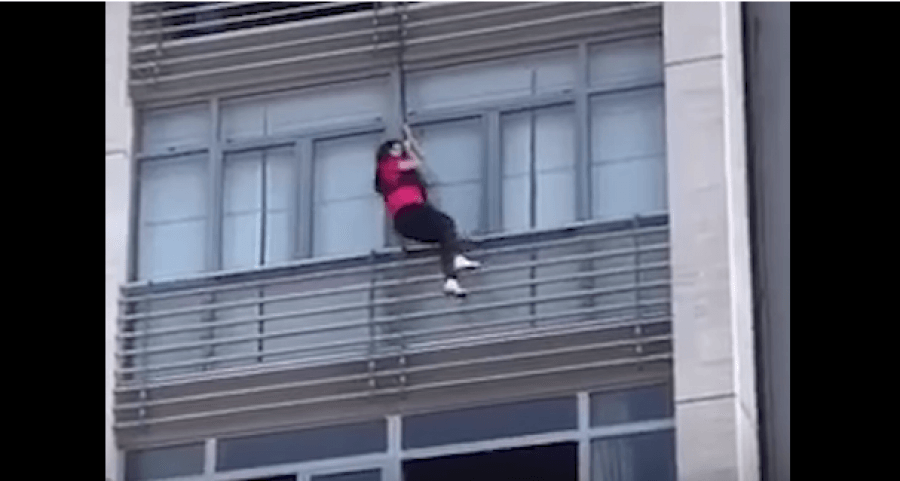 VIDEO/ Si në filma! Ja si u shpëtua vajza nga zjarri që përfshihu pallatin në Tiranë