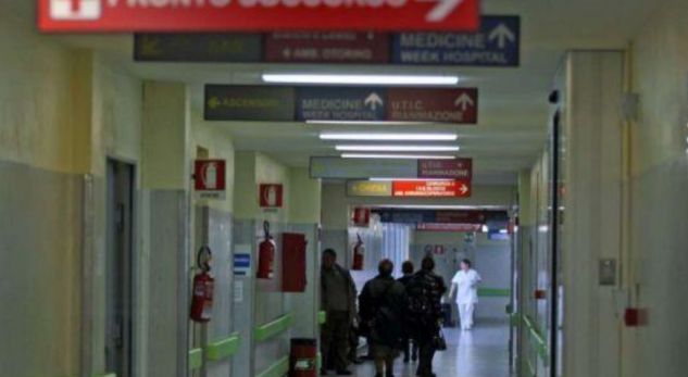 Kalimtarët tmerrohen, shqiptar i ngul thikën të shoqes në sy të fëmijës së tyre
