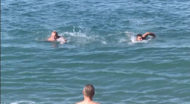 Çudirat e motit! Të lodhur nga dimri banorët fillojnë plazhin në Vlorë