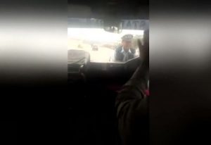 VIDEO E FRIKSHME/ Shoferi përplas policin që po i vendoste gjobë
