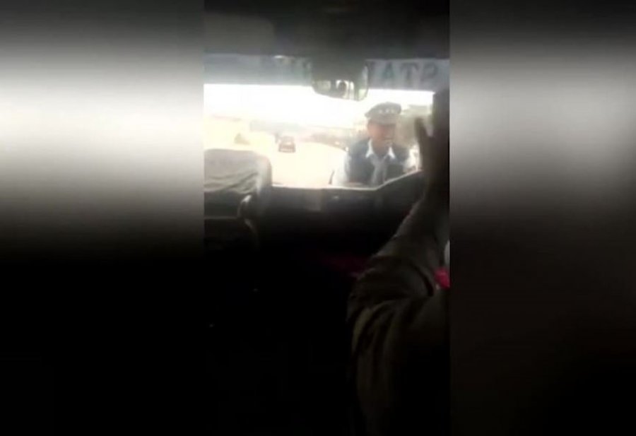 VIDEO E FRIKSHME/ Shoferi përplas policin që po i vendoste gjobë