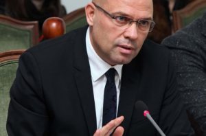 BLERJA E VOTAVE, MANJANI: NËSE ËSHTË RAMA, LULI APO MONIKA DUHET TA DIJË ÇDO SHQIPTAR