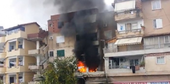 ZJARR NË NJË PALLAT NË TIRANË, ZJARRFIKËSET NË VENDNGJARJE
