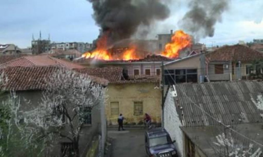 Zjarri shkrumbon banesën, 4 anëtarët e familjes mbeten në qiell të hapur
