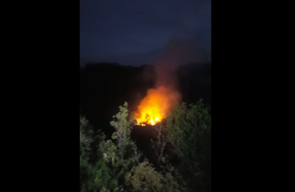 VIDEO/ Zjarr i përmasave të mëdha në Ishëm, nën pushtetin e flakëve një masiv pyjorë