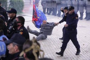 Vasili-diplomatëve të huaj: Reaguat për kërpudhën e Ramës, po heshtni për invalidin e dhunuar nga policia
