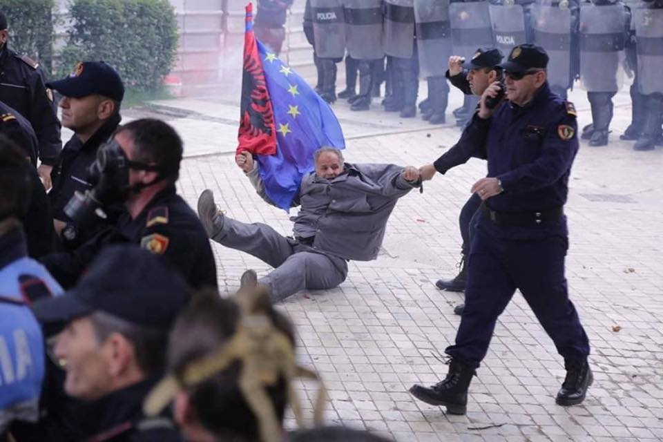 Vasili-diplomatëve të huaj: Reaguat për kërpudhën e Ramës, po heshtni për invalidin e dhunuar nga policia