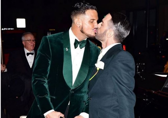 MARTOHET STILISTI GAY ME FAMË BOTËRORE, TË FTUAR EMRA TË NJOHUR TË TELEVIZIONIT