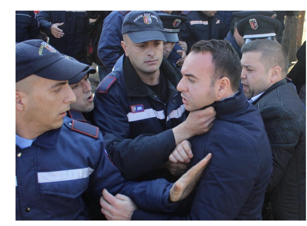 FOTO/ Polici kap prej fyti ish-deputetin e PD
