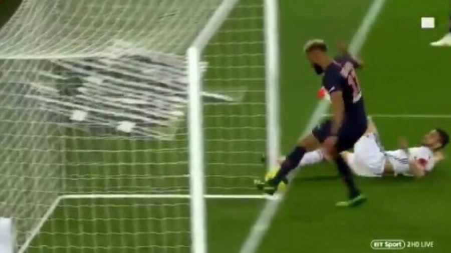 Topi po shkonte drejt rrjetës, lojtari i PSG-së bën gafën e vitit duke…