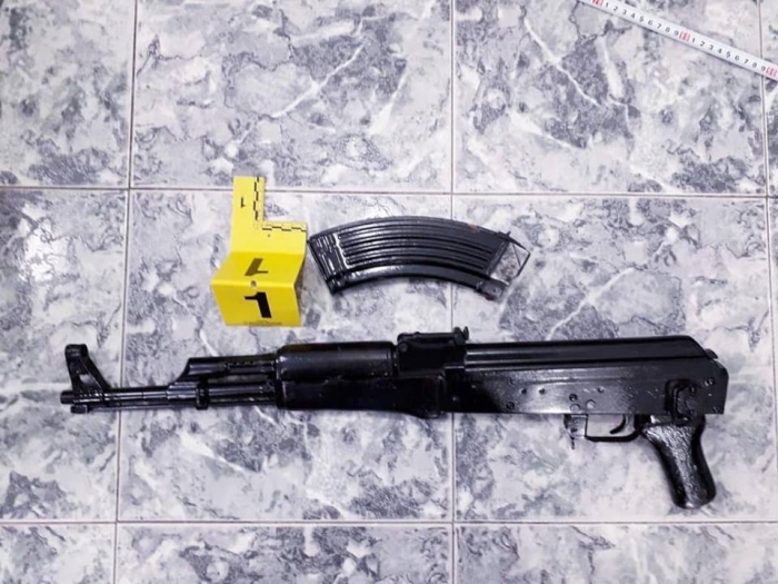 QARKULLONTE ME ARMË ZJARRI ME VETE, ARRESTOHET 22 VJEÇARI