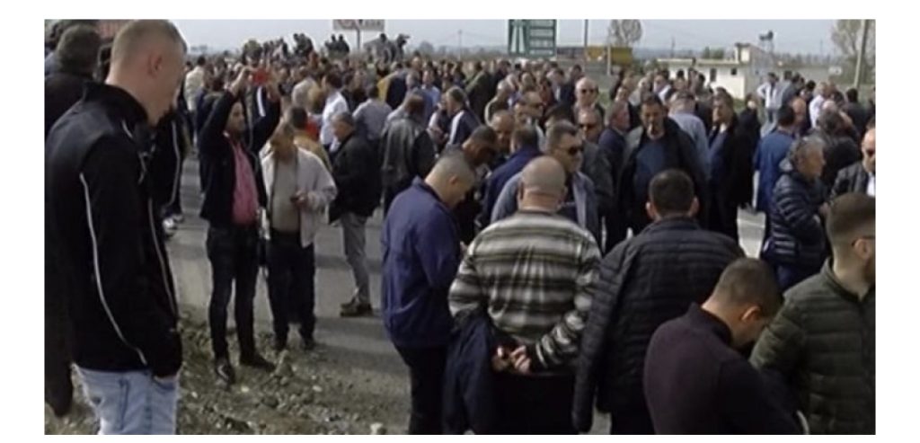 Rama në Shkodër, policia përplaset me ish-deputetët e PD