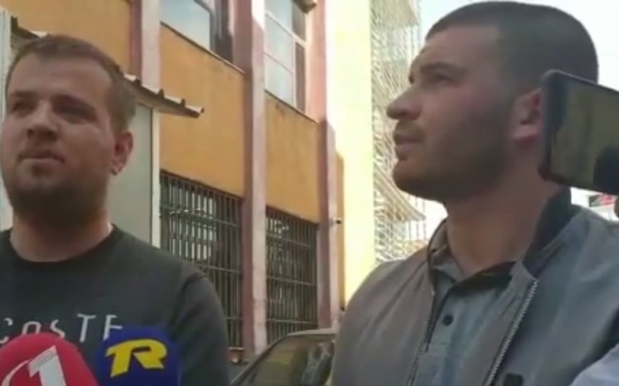 BËNË COPASH DERËN E FAKULTETIT EKONOMIK, PENDOHEN STUDENTËT: DO MBLEDHIM TË GJITHË LEKË, DO PAGUAJMË DËMIN