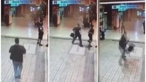 Godet policin me thikë befasisht në mes të stacionit të mbushur me njerëz, kamerat kapin momentin Apr 23, 2019