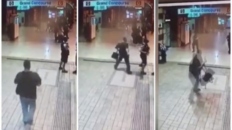 Godet policin me thikë befasisht në mes të stacionit të mbushur me njerëz, kamerat kapin momentin Apr 23, 2019