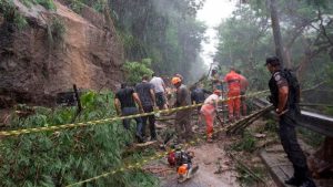 SHI I RRËMBYER DHE PËRMBYTJE, HUMBIN JETËN 10 PERSONA NË BRAZIL