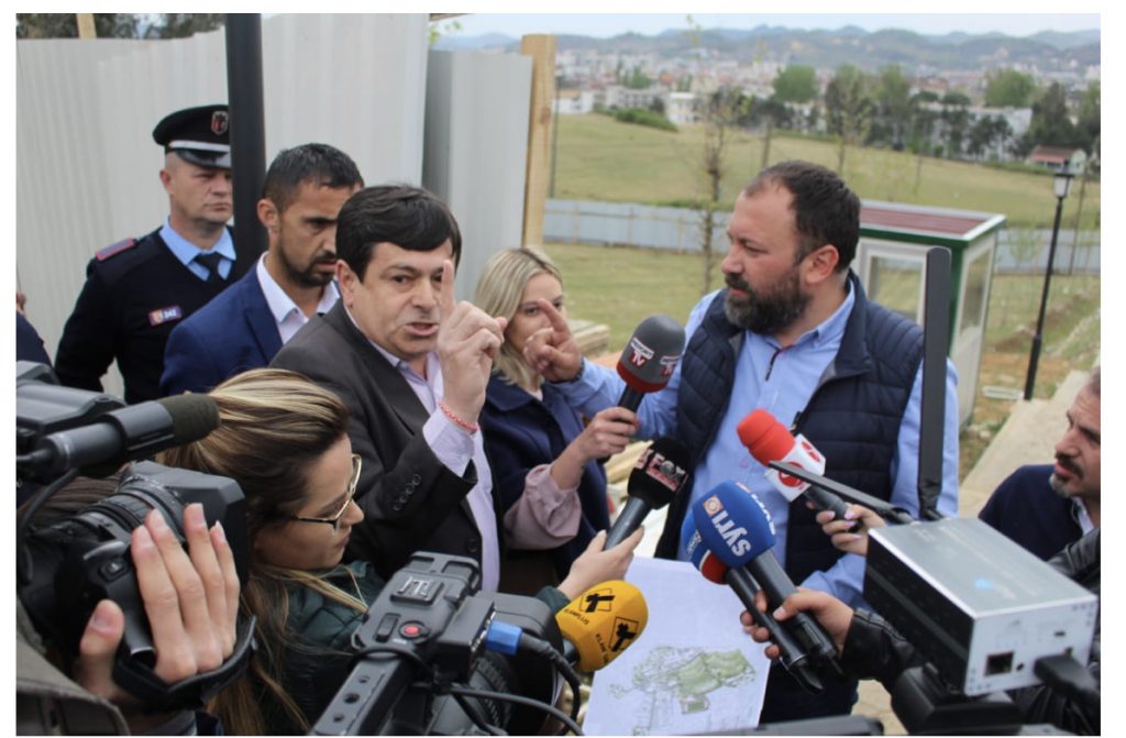 VIDEO/”M’u thaftë dora që ju votova” pedagogu i UBT përplaset me Maznikun