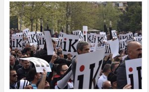 LIVE/ Tensione para Kuvendit, tentohet të çahet kordoni, policia: Mos hidhni kapsolla, merrni masa…