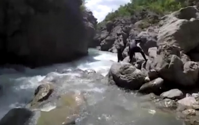 SHKUAN PËR NGJITJE, BLLOKOHEN 5 PERSONA NË KANIONIN E ERZENIT