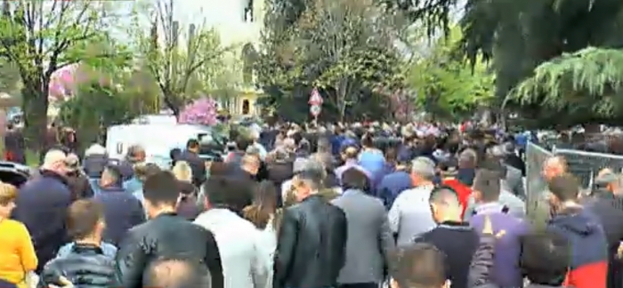 PROTESTA E OPOZITËS DREJT MBYLLJES, NIS MARSHIMI DREJT SELISË BLU