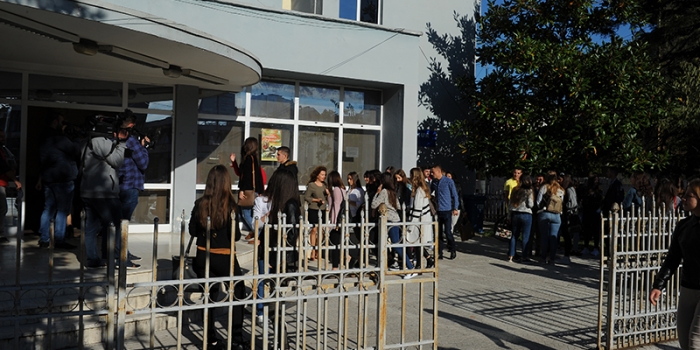 I rrethuar me badiguardë , Rama s’i shpëton dot studentëve në Shkodër