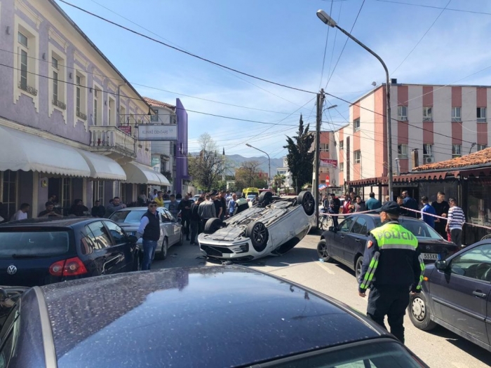 MAKINA PËRMBYSET NË QENDËR TË SHKODRËS, PLAGOSET SHOFERI