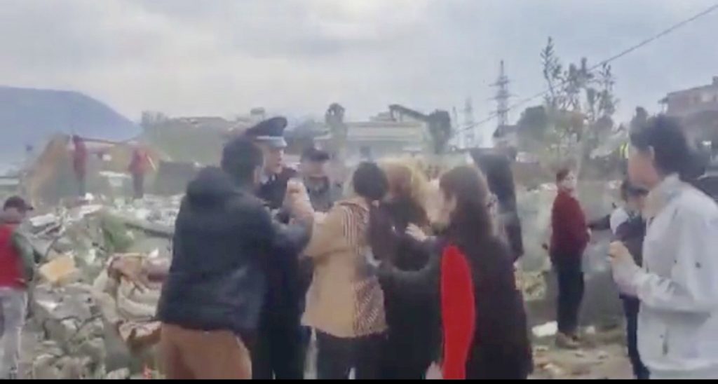 VIDEO Skandaloze/ Shefi i komisariatit 4 dhunon një grua në Bregun e Lumit