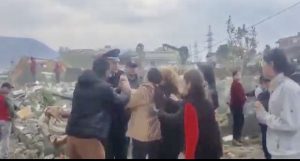 VIDEO Skandaloze/ Shefi i komisariatit 4 dhunon një grua në Bregun e Lumit