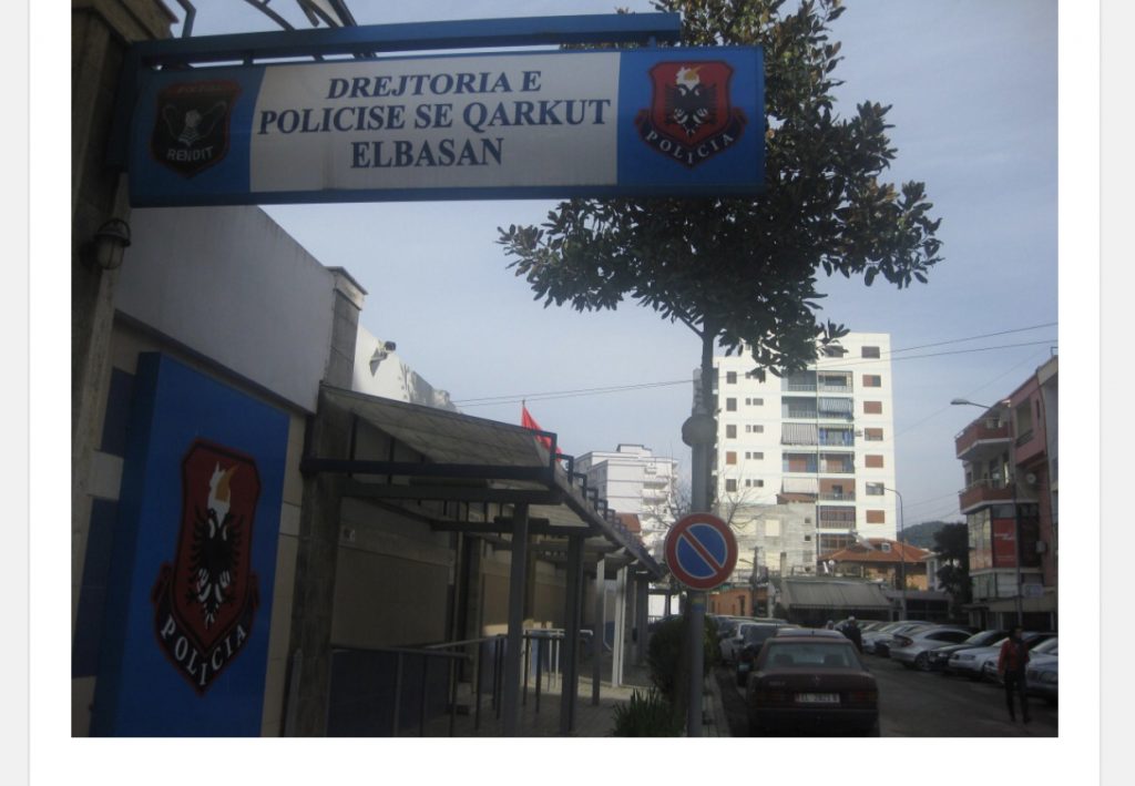 Elbasan/ Fqinjët gjejnë të vdekur gruan në banesë, dyshimet e para