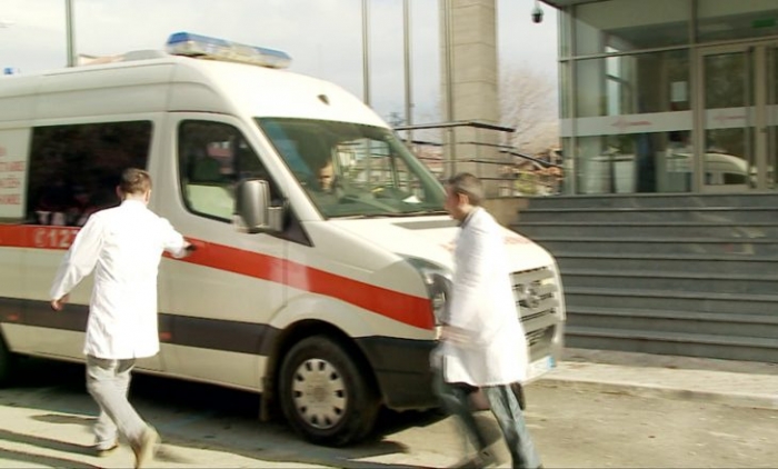 NGJARJE E RËNDË, 35-VJEÇARI HIDHET NGA PALLATI