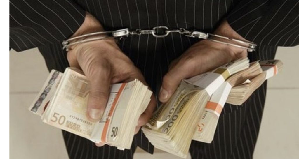 E mashtruan dhe i morën 40 milion lekë  për legalizim banese, arrestohen nga policia