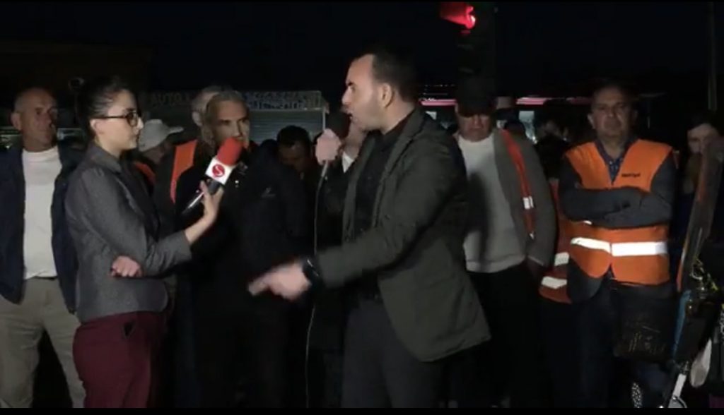VIDEO/Protestuesi mesazh për nënën e  Erion Veliajt: “Thuaj të mos na bjerë në qafë sepse nuk do e falim”