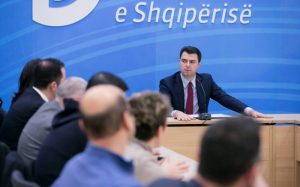 PËRFUNDON MBLEDHJA E BASHËS ME KRYETARËT E PD NË RRETHE, MERRET VENDIMI I RËNDËSISHËM