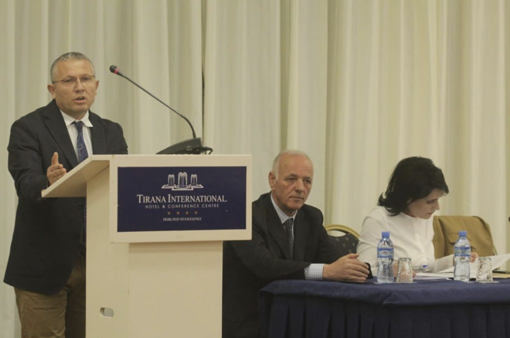 “Dil jashtë “, zëvendësimi i Sevdarit, përplasje mes Arta Markut dhe prokurorit Malaj