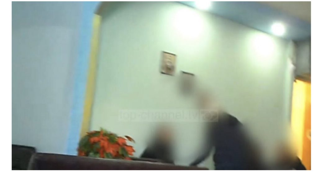 Kamera e fshehtë/ Seks dhe drogë në hotelet e Fierit. Pronarja: Do të gjej një çupë të mirë që të q… ose bëhet nami