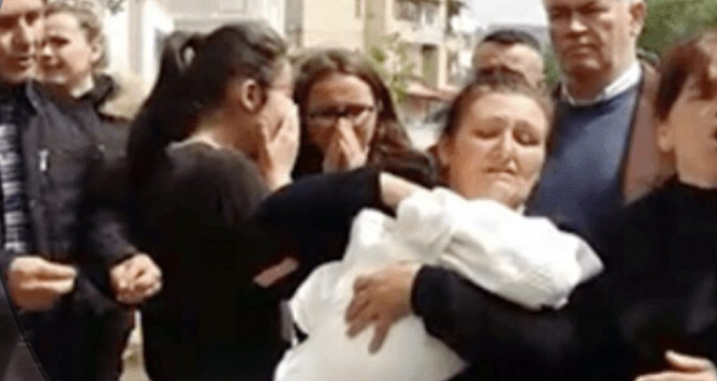 Vdekja e 25-vjeçares ,me foshnjën e sapolindur, familjarët protestojnë ndërsa jepet vendimi për mjekët: Drejtësi për Rexhinën