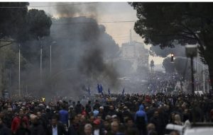 Mediat e huaja për protesten e opozitës,/ ZDF: Zemërimi ka nxjerrë në shesh me mijëra, aty nuk ka paqe…