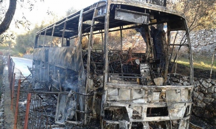 DIGJET GJATË NATËS AUTOBUSI NË QENDËR TË KONISPOLIT, DYSHIMET E PARA