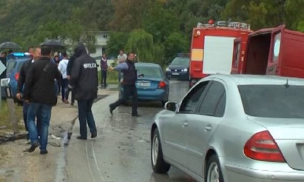 Makina përplaset me kamionin në Gjirokastër, paralizohet qarkullimi i mjeteve