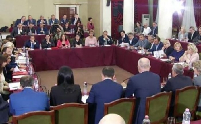 PS MBLEDH GRUPIN PA RAMËN, RRËZOHET KËRKESA E BASHKIM FINOS (POROSITË E BALLËS PËR DEPUTETËT-DETAJE)