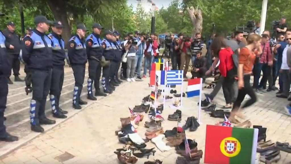 200 KËPUCË TË EMIGRANTËVE DHE FLAMUJ PARA PARLAMENTIT, TË RINJTË E PD DHE LSI PROTESTË SIMBOLIKE TE KUVENDI (FOTO)