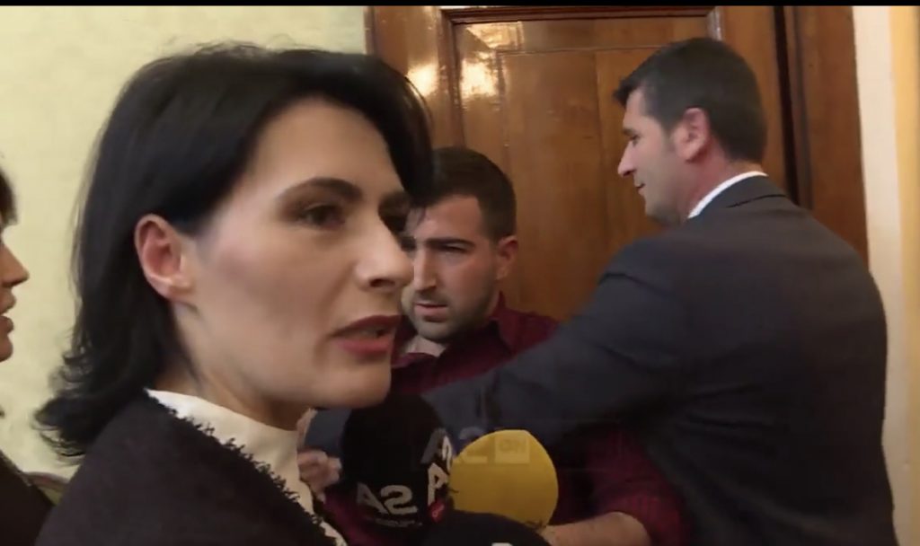 VIDEO/Truproja e kryeprokurores shtyn gazetarin
